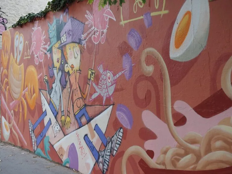 Fresque abstraite colorée dans une rue de la Butte-aux-Cailles