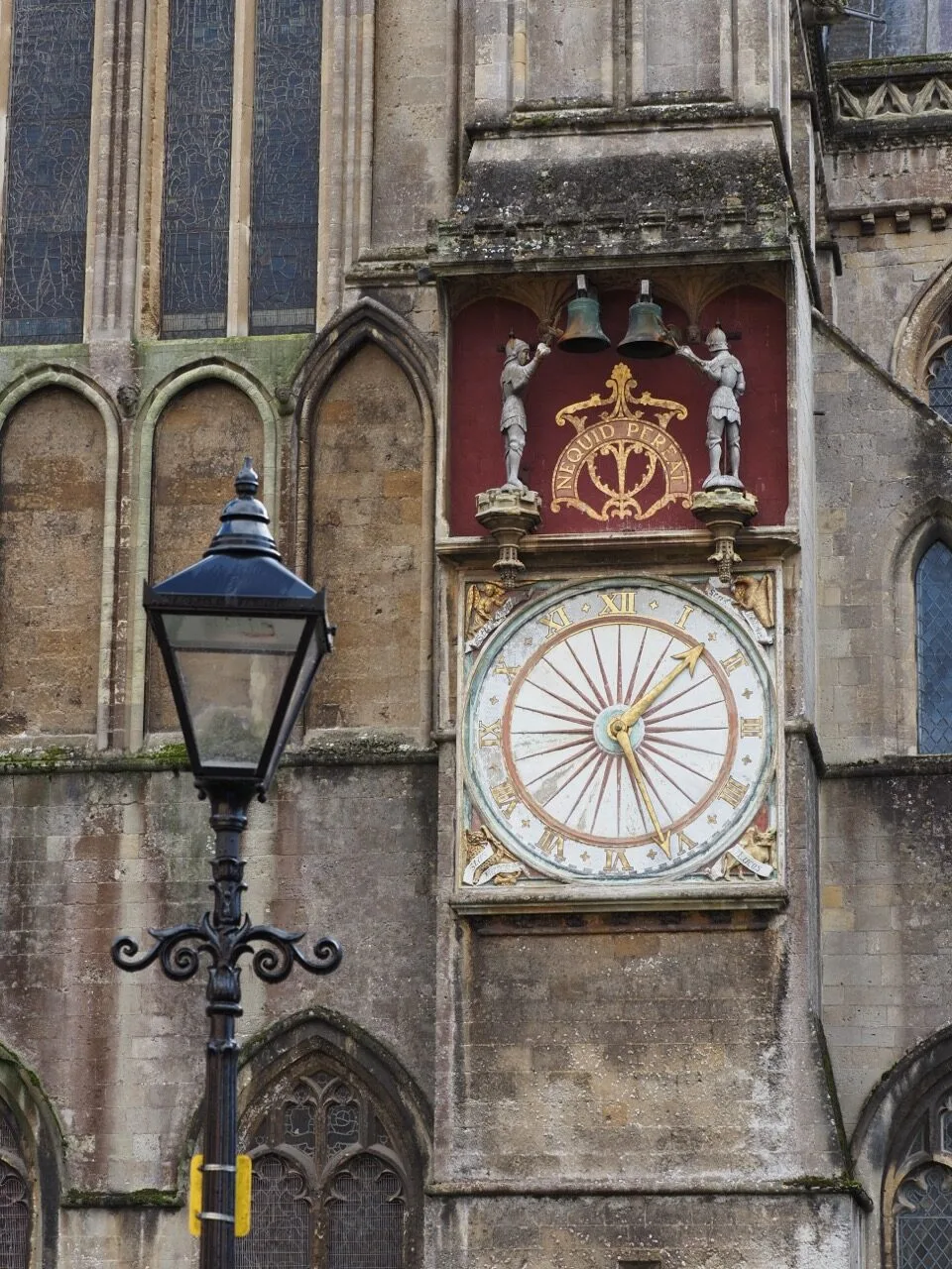 Horloge médiévale ornée sur la cathédrale de Wells