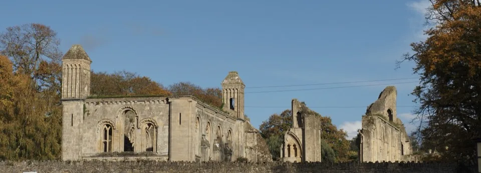 Ruines de l’abbaye de Glastonbury sous un ciel bleu