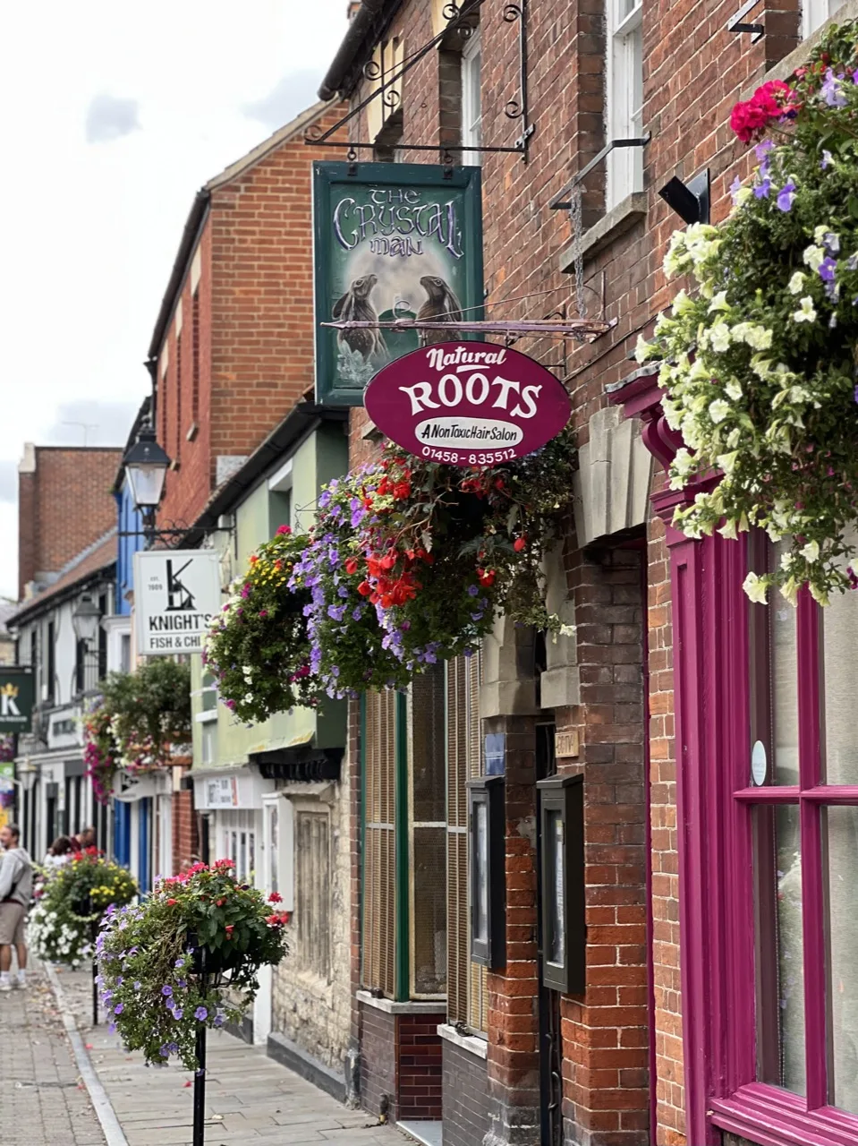 Façade rose de l’ancienne boutique Boots à Glastonbury