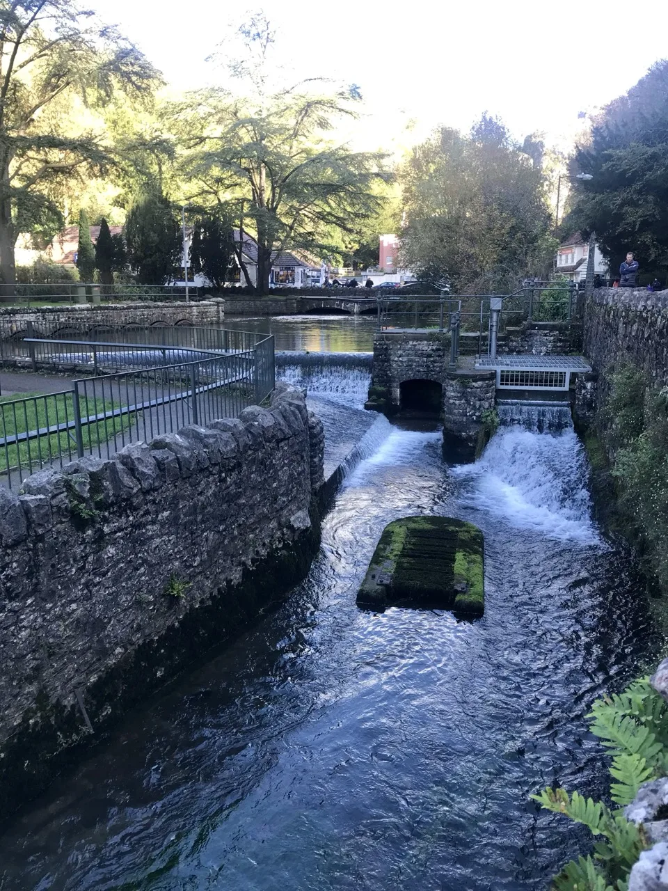Ruisseau traversant le village de Cheddar sous une petite passerelle