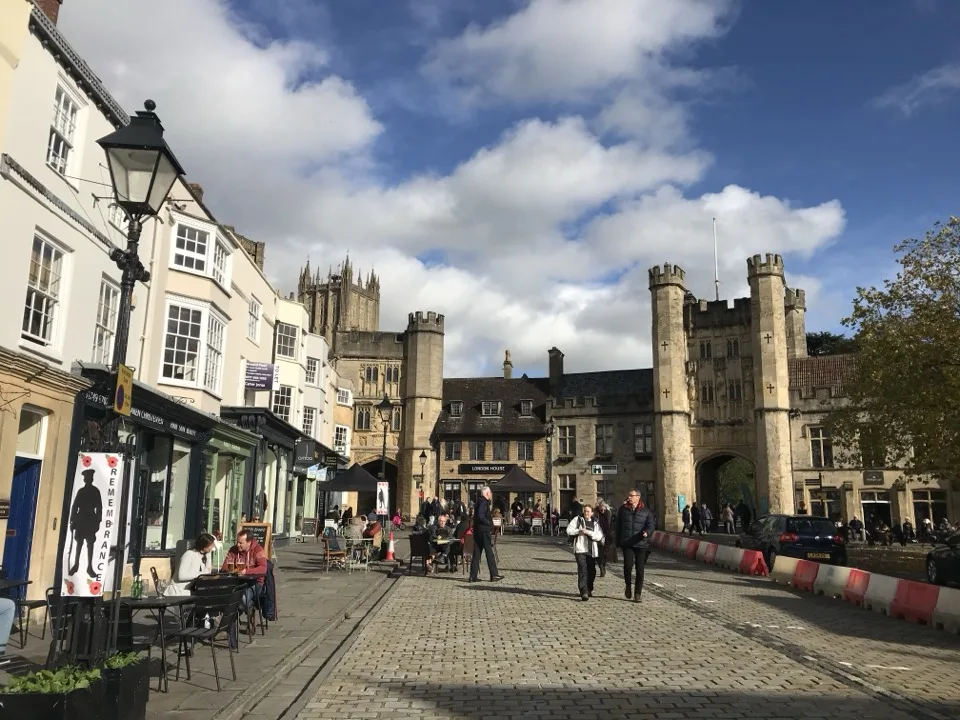 Place du marché de Wells avec Bishop’s Eye et la cathédrale à l’arrière-plan