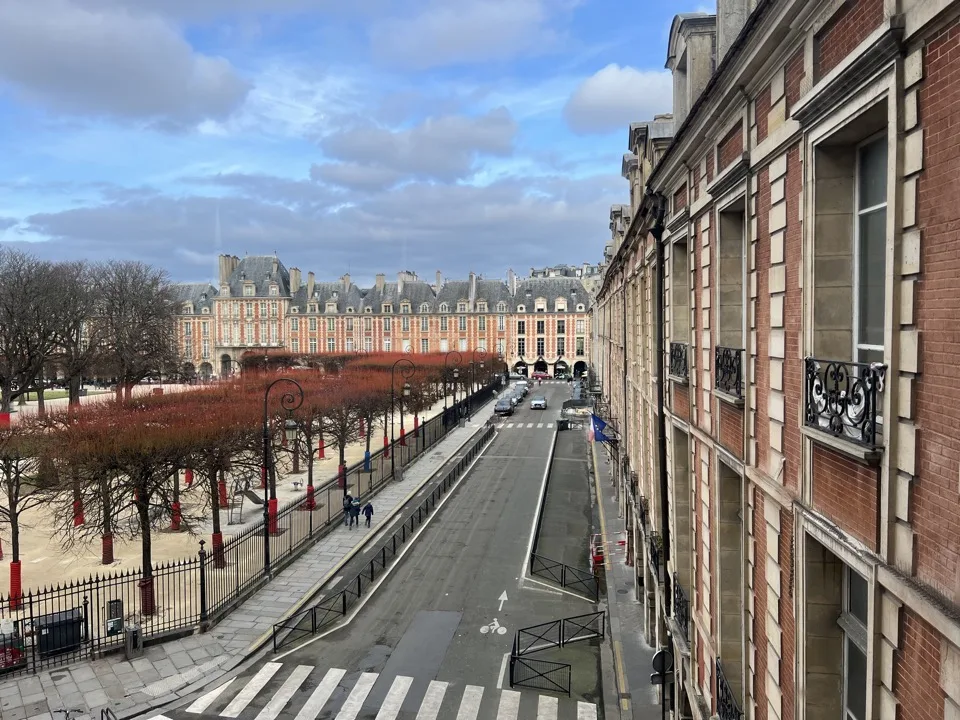 vue sur place des vosges depuis appartement hugo