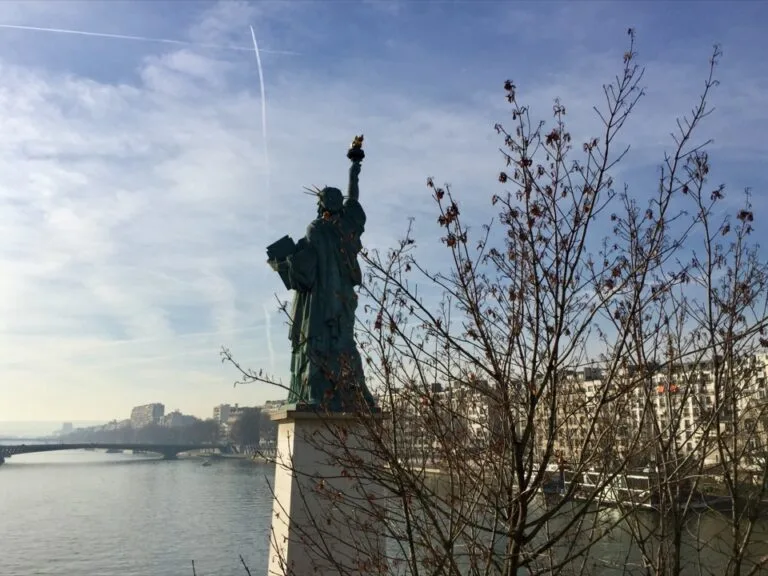 Réplique de la Statue de la Liberté surplombant la Seine à Paris
