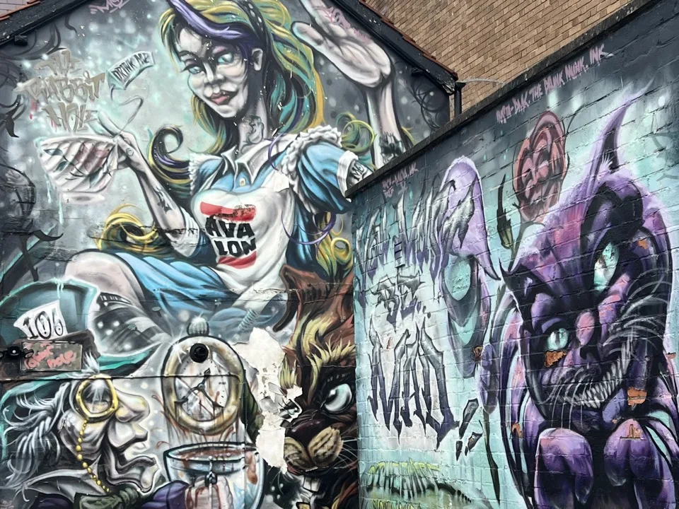 Fresques d’Alice au pays des merveilles et du Chat du Cheshire à Glastonbury