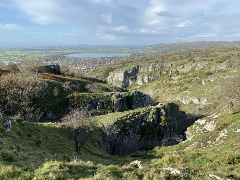 Vue panoramique sur les falaises calcaires des gorges de Cheddar