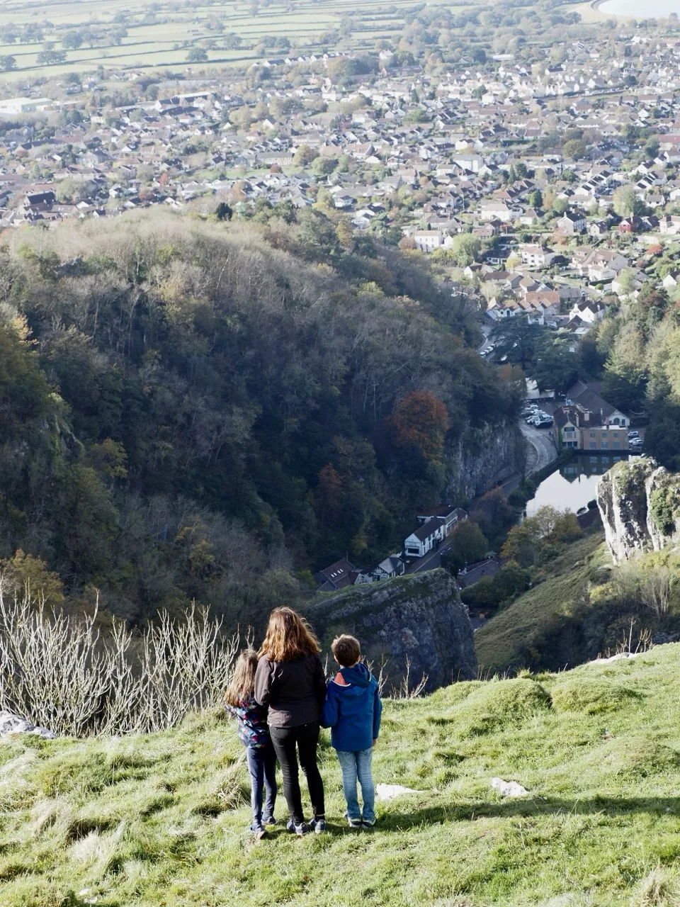 Deux enfants vus de dos sur un sentier dominant Cheddar