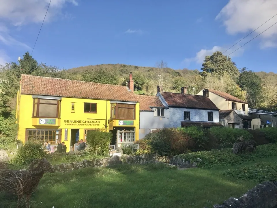 Maisons colorées du village de Cheddar au pied des collines