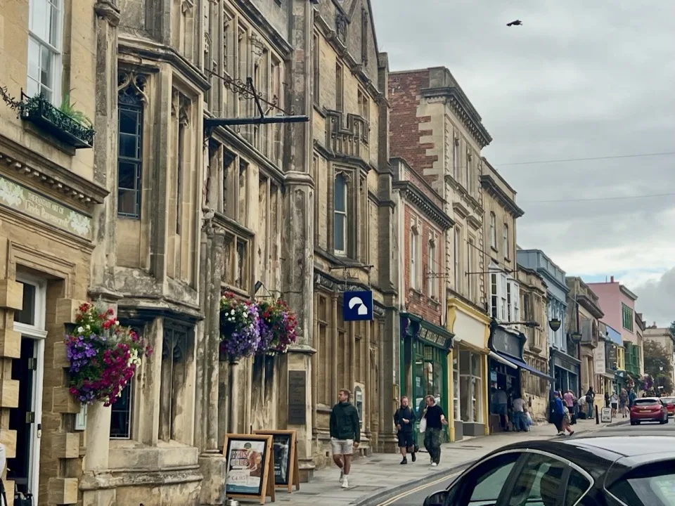 High Street à Glastonbury bordée de bâtiments historiques en pierre