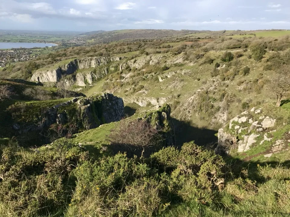 Falaises calcaires et plateau verdoyant des gorges de Cheddar