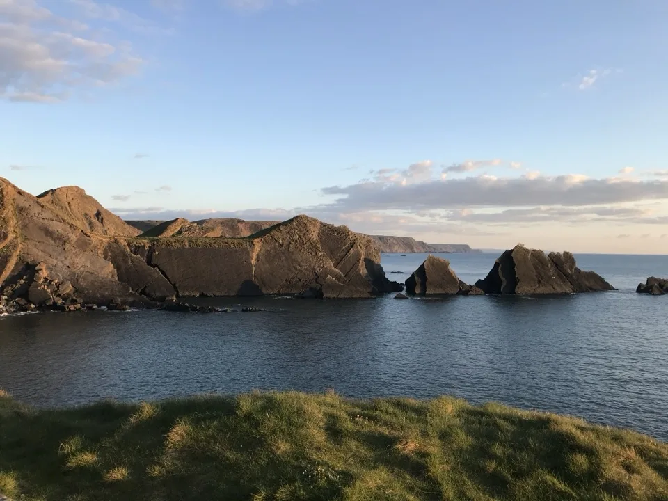 Côte rocheuse de la péninsule de Hartland dans le nord du Devon