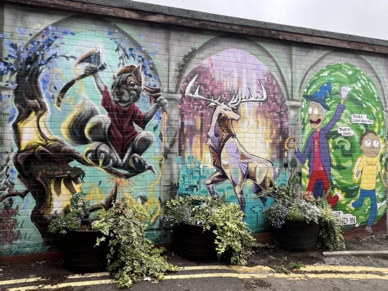 Fresque murale colorée représentant des animaux et des personnages fantastiques à Glastonbury