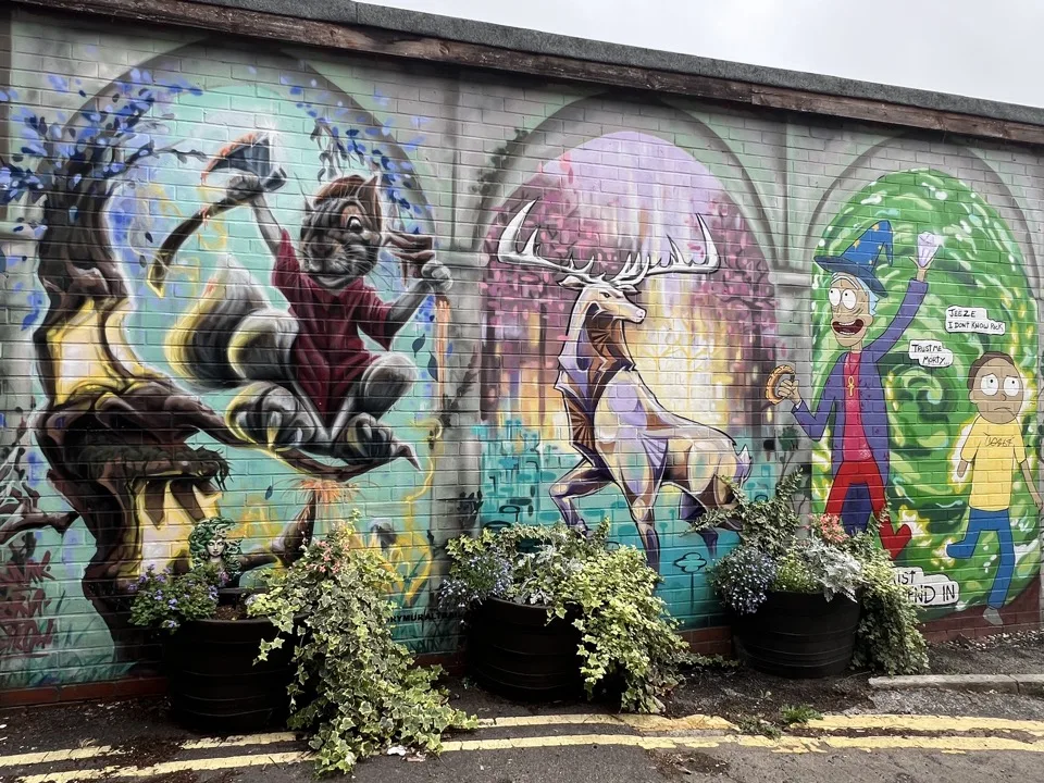 Fresque murale colorée représentant des animaux et des personnages fantastiques à Glastonbury